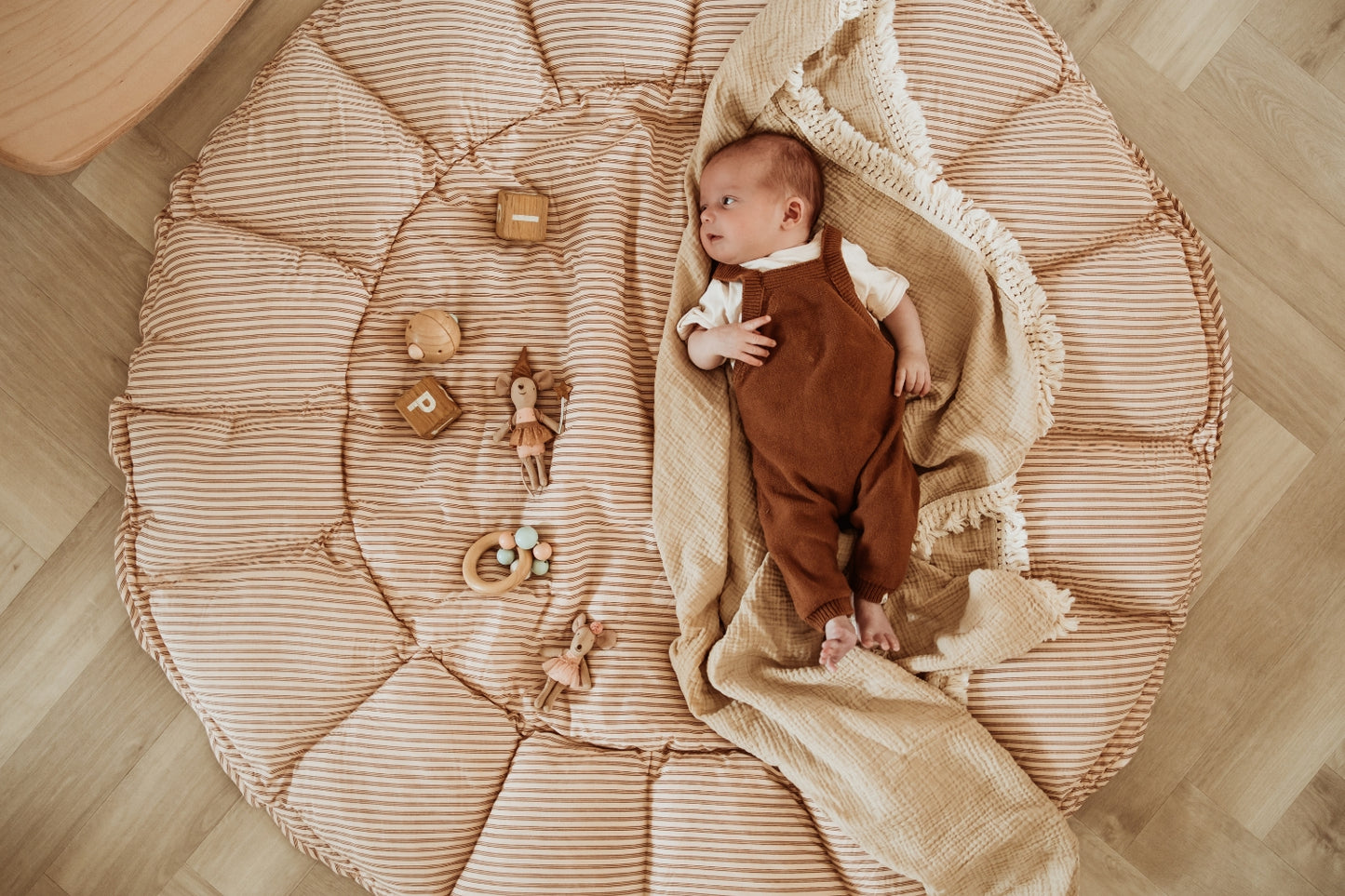 Organic babyspeelkleed & cocon - stripes brown