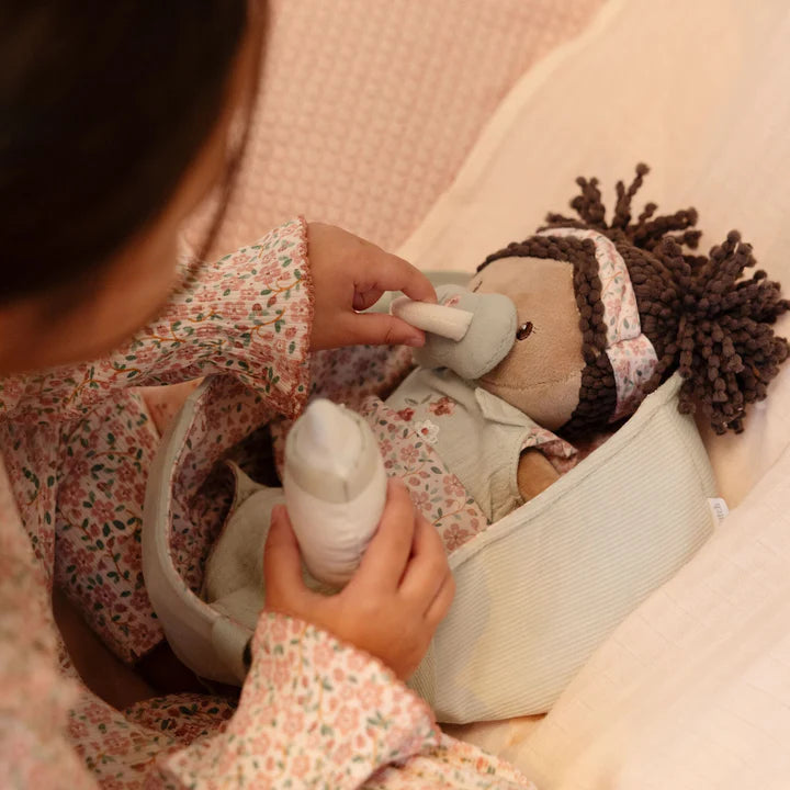 Babypop in mandje Evi